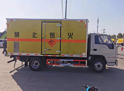 十月田镇爆破器材运输车